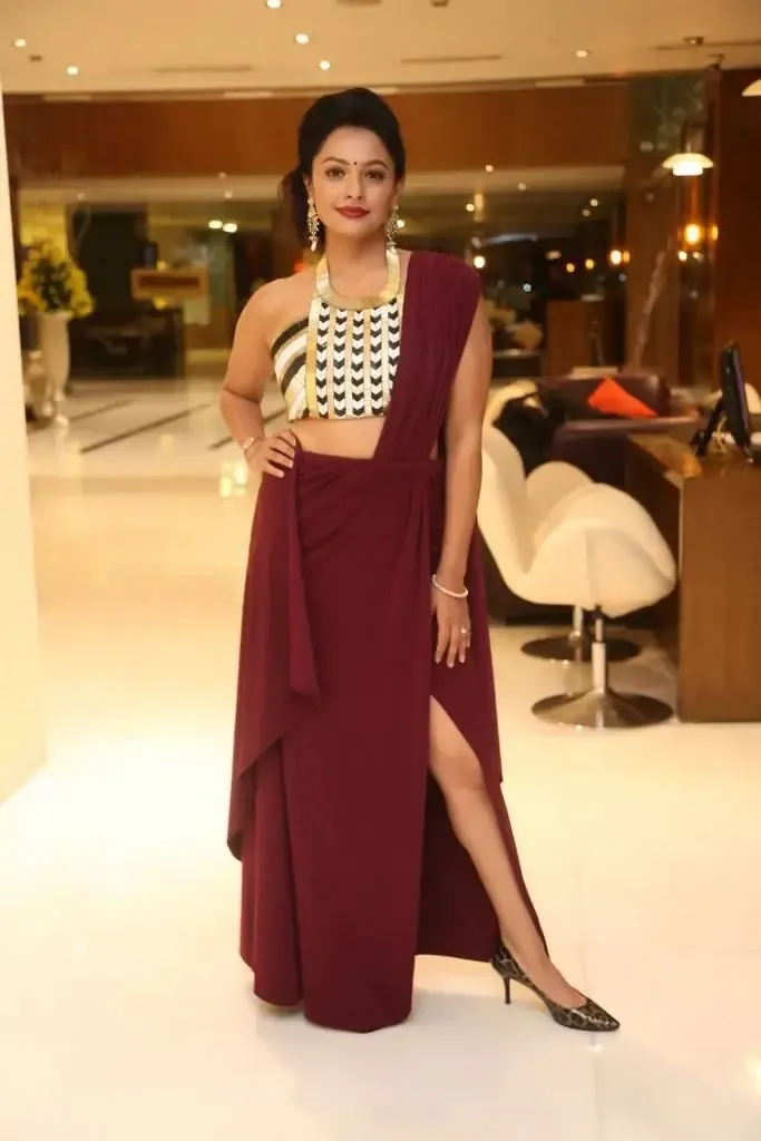 INDIAN ACTRESS POOJA KUMAR IMAGES IN SLEEVELESS MAROON SAREE